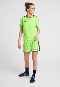Hummel HMLAUTHENTIC  - Träningsshorts - green gecko