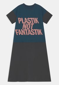 Vestido de t-shirt com um design em blocos de cor teal e cinza escuro. Apresenta texto em rosa brilhante: "PLASTIK NOT FANTASTIK." Mangas curtas, decote redondo.