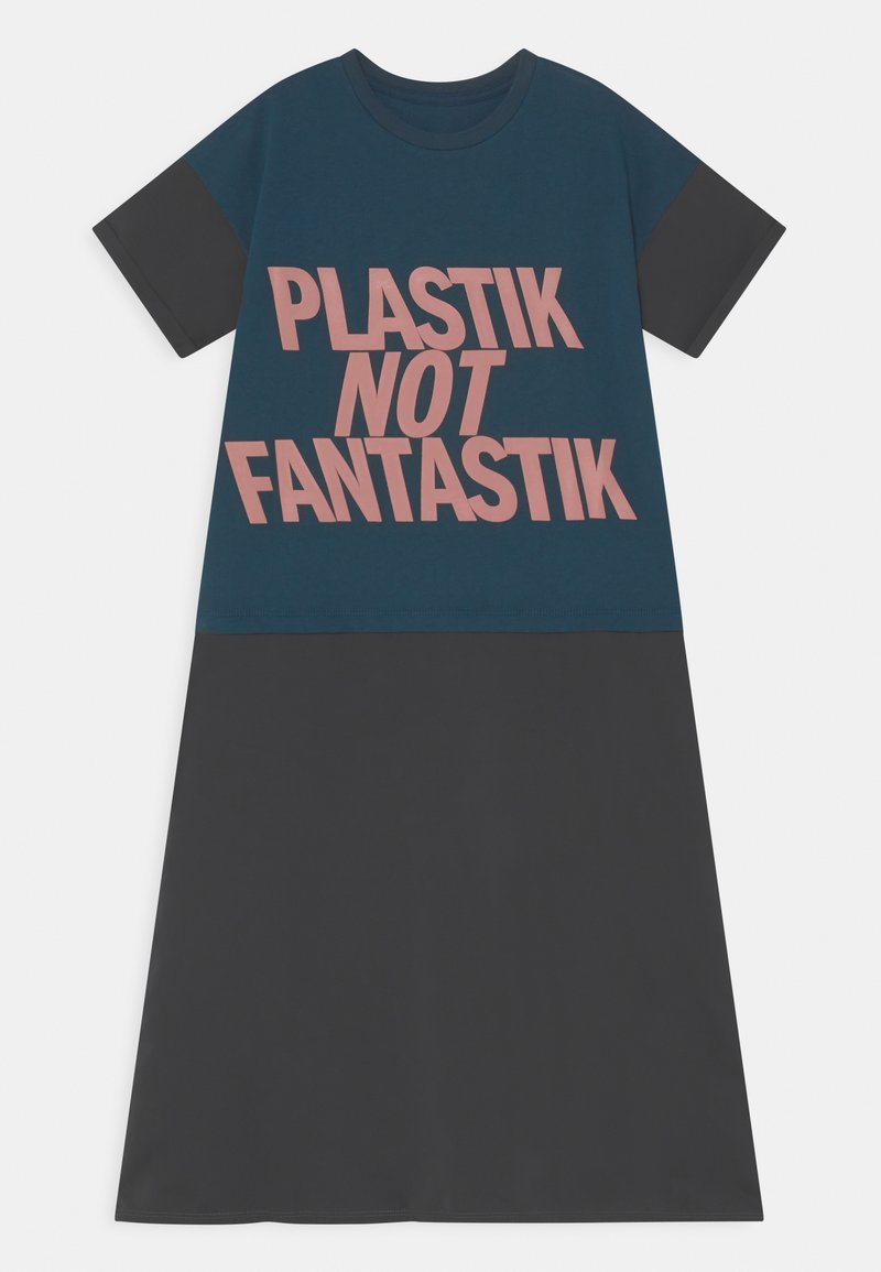 Vestido de t-shirt com um design em blocos de cor teal e cinza escuro. Apresenta texto em rosa brilhante: "PLASTIK NOT FANTASTIK." Mangas curtas, decote redondo.