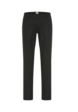 Pantaloni grigi scuri su misura realizzati in un tessuto testurizzato, dotati di passanti per cintura, tasche frontali e un design a vita piatta.