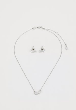 Hõbedane ahelkaelakee kahe erineva särava kivi ja sobivate ümmarguste kõrvaklambritega, mis on esindatud ristküliku ja ümmara selge kujundusega.