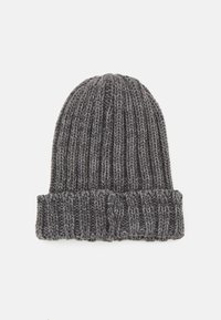 Grå strikket lue med ribbestruktur og brettkant. Laget av chunky garn, med sømløs topp og lett stretch.