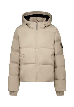 Veste d'hiver matelassée beige avec capuche, fermeture éclair à l'avant, poignets côtelés et patch logo sur la manche gauche, présentée sur fond blanc.