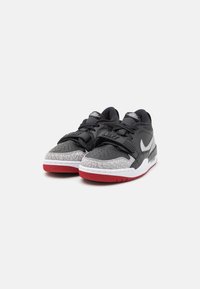 Jordan AIR JORDAN LEGACY 312 LOW - Sportcipő - black/metallic silver/gym red/cement grey/white
