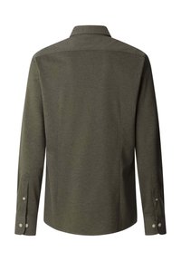 Camicia da uomo verde oliva a maniche lunghe vista da dietro con polsini abbottonati e colletto classico, tessuto semplice senza motivi.