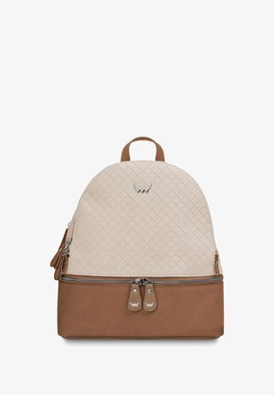 Beiger und brauner Rucksack aus strukturiertem Kunstleder, mit abgerundetem Oberteil, Metallreißverschlüssen und mehreren dekorativen Akzenten.