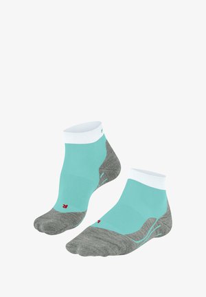 Chaussettes de cheville turquoise et grises avec un bord côtelé blanc, présentant des motifs texturés et un logo rouge sur le côté.