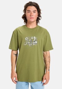 Olivově zelené bavlněné tričko s volným střihem. Obsahuje grafický potisk v bílé a šedé barvě, zobrazující květiny a nápis, s krátkým rukávem.