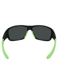 Occhiali da sole neri con lenti scure, caratterizzati da accenti in gomma verde sulle aste e sui templi, design sportivo con una forma slanciata.