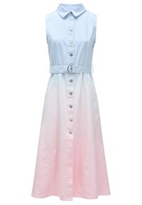 Vestido de mezclilla sin mangas en degradado de azul claro y rosa, con cuello, botones en la parte frontal y un cinturón a juego con un hebilla circular.