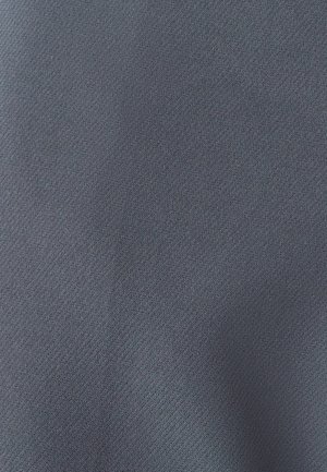 Tela de un azul marino oscuro con un tejido liso y texturado, que muestra un color uniforme y una superficie homogénea sin patrones ni acentos notables.