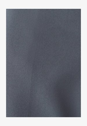 Tummansininen kangas, jossa on sileä, teksturoitu kudos, esittelee tasaisen värin ja sileän pinnan ilman huomattavia kuvioita tai yksityiskohtia.