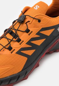 Salomon SUPERCROSS 4 - Chaussures de running - marmalade/black/biking red