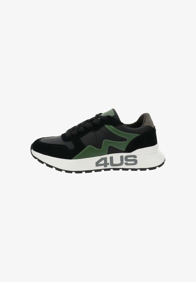 Zapatilla deportiva negra y verde con material de ante y sintético, cuello acolchado, suela blanca gruesa y logo gris en contraste en el lateral.