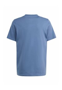 Camiseta de algodón azul con mangas cortas, cuello redondo y un diseño en color sólido. Textura suave sin patrones ni detalles de hardware visibles.