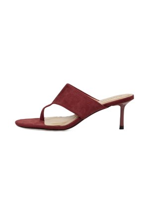 Sandalia mule de ante rojo con punta abierta, tira en forma de dedo y tacón fino de altura media, diseñada para la moda femenina.