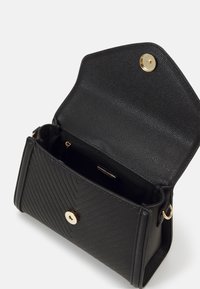 Borsa a tracolla in pelle nera testurizzata con chiusura magnetica dorata, pattina aperta che rivela un interno spazioso e una piccola tasca con zip all'interno.