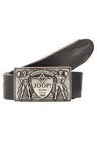 Zwarte leren riem met een gestructureerde, zilverkleurige metalen gesp met ingewikkelde ontwerpen en de tekst "JOOP! JEANS OPGERICHT 1988."