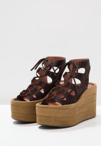 Jeffrey Campbell Sandály na vysokém podpatku - dark brown