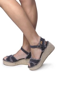 Grijze stoffen wedge sandalen met rafelige accenten, verstelbare enkelbandjes en geweven juten zolen, met een gestructureerde afwerking.