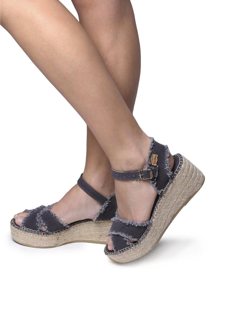Grijze stoffen wedge sandalen met rafelige accenten, verstelbare enkelbandjes en geweven juten zolen, met een gestructureerde afwerking.