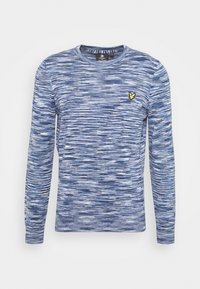 Langärmliger Rundhalsausschnitt-Pullover in blau-weißer Melange-Optik, mit einem kleinen gelben Logo-Akzent auf der linken Brust.