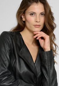 Maze Nahkatakki - black