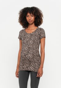 Majica za trudnice s leopard uzorkom u svijetlosmeđoj boji, s kratkim rukavima, izrezom u obliku školjke i prilagodljivim krojem koji prati rastući trbuh.