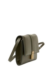 Olivegrünes Leder-Crossbody-Bag mit Klappenverschluss und goldfarbenem rechteckigen Verschluss, glatte Textur und verstellbarem Tragegurt.