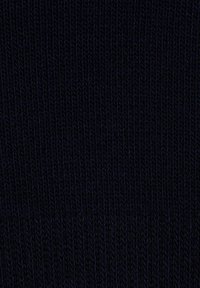 Navy blue prążkowana dzianina, z pionową fakturą i drobnym splotem, odpowiednia do różnych zastosowań odzieżowych.