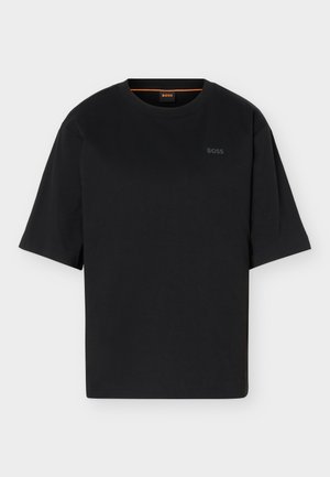 Camiseta negra de manga corta con cuello redondo, con sutil logo de BOSS en el pecho izquierdo y detalle naranja en el interior del cuello.
