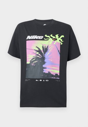 Μαύρο μπλουζάκι Nike με πολύχρωμο γραφικό φοίνικα σε ροζ και πράσινο φόντο και στυλιζαρισμένο ήλιο με το σήμα Nike.