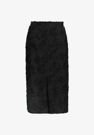 Juoda, kelių ilgio sijonas su tekstūruotomis gėlių aplikacijomis ir aptempta juosmens linija.