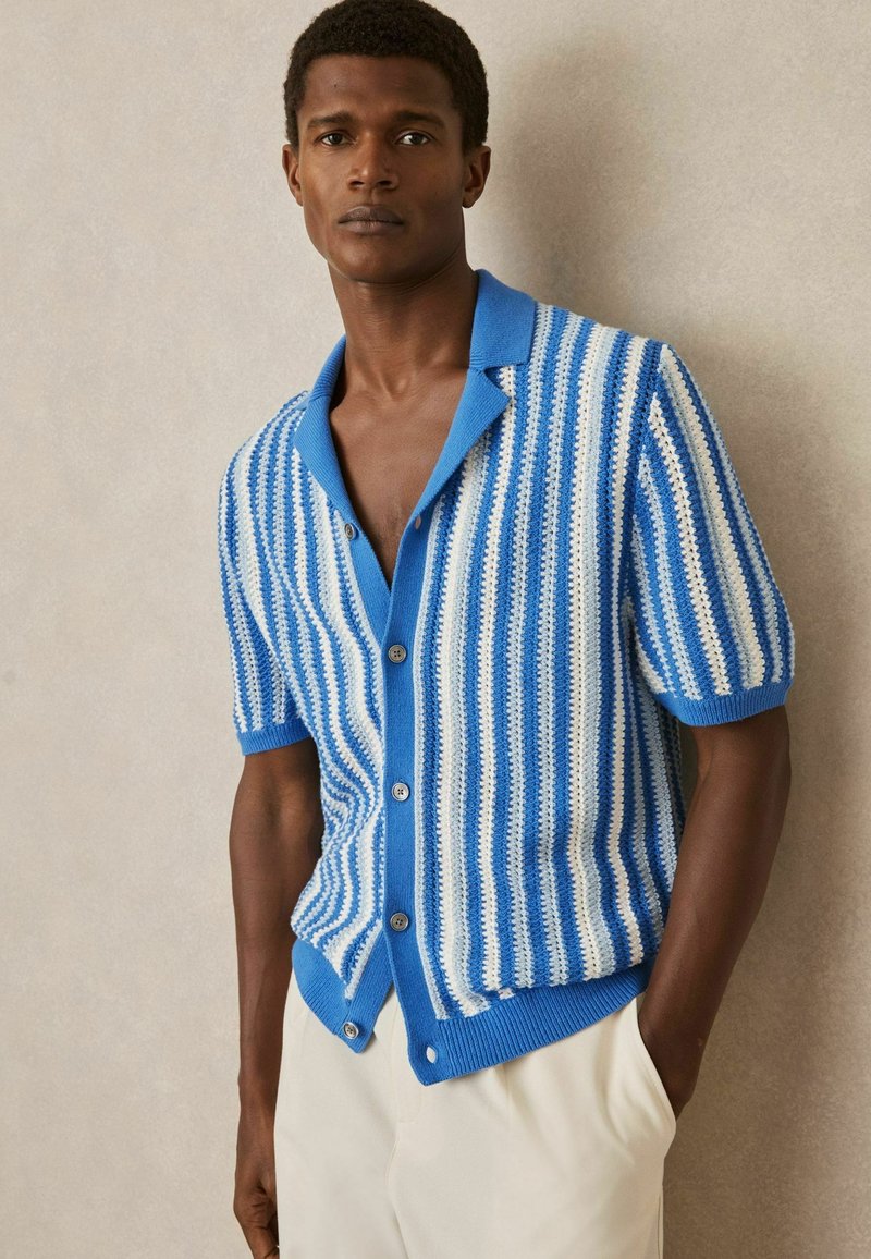 Blau-weiße gestreifte Kurzarm-Cardigan mit Knopfverschluss, geripptem Kragen und Saum, mit einem strukturierten Strickmuster.