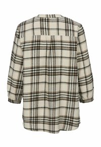 Beige en bruine geruite blouse gemaakt van zachte stof, met een ronde halslijn, driekwartmouwen en een losse pasvorm met een rugpand.
