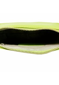 Ljust grön läderväska med en strukturerad yta och en dragkedja i guldton. Insidan har en kontrasterande ljusbeige foder.