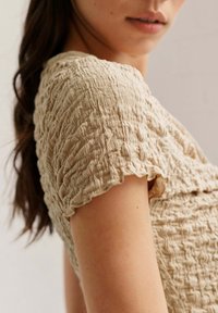 Next - TEXTURED TWIST FRONT SHORT SLEEVE-REGULAR FIT - Blouse - neutral Miniatuurafbeelding 1