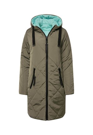 Cappotto imbottito con cappuccio di colore verde oliva, con una fodera interna azzurro chiaro, dotato di una cerniera frontale, tasche laterali e lacci neri.