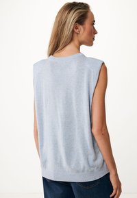 Jasnoniebieski bezrękawnik, dzianinowa struktura, okrągły dekolt, ściągacz u dołu, luźny krój, ukazujący widok z tyłu z gładkimi liniami i prostym designem.