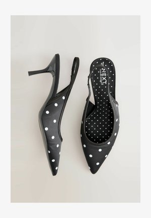 Sorte satin slingback-højhælede sko med hvide polkaprikker, spids tå, høj stilethæl og polstret indersål med matchende prikmønster.