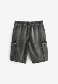 Pantalones cortos de denim negro con cintura elástica, bolsillos laterales y dos bolsillos tipo cargo. La tela tiene un acabado ligeramente texturizado.