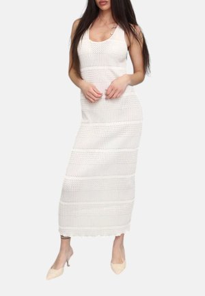 Abito maxi lavorato a maglia bianco con scollatura quadrata e motivo a righe texturizzate, caratterizzato da una silhouette aderente e spalline sottili.