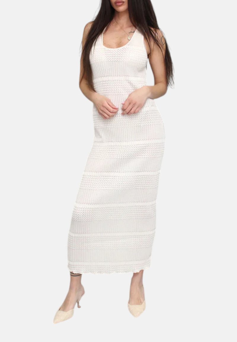 Abito maxi lavorato a maglia bianco con scollatura quadrata e motivo a righe texturizzate, caratterizzato da una silhouette aderente e spalline sottili.