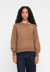 Brązowy sweter dzianinowy z okrągłym dekoltem, opadającymi ramionami, ściągaczami oraz trzema ozdobnymi guzikami na lewym ramieniu.