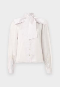 Λευκό πουκάμισο με μακριά μανίκια, κουμπιά και διακριτικές κάθετες ρίγες, με μια μεγάλη φιόγκο στη ψηλή λαιμόκοψη.