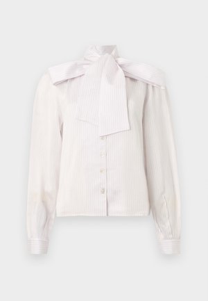 Λευκό πουκάμισο με μακριά μανίκια, κουμπιά και διακριτικές κάθετες ρίγες, με μια μεγάλη φιόγκο στη ψηλή λαιμόκοψη.