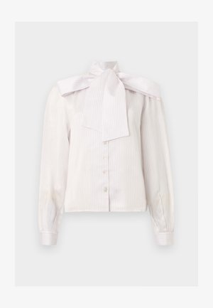 Biela blúzka s dlhým rukávom na zapínanie na gombíky, s jemnými vertikálnymi pruhmi a veľkou mašľou na vysokom golieri.