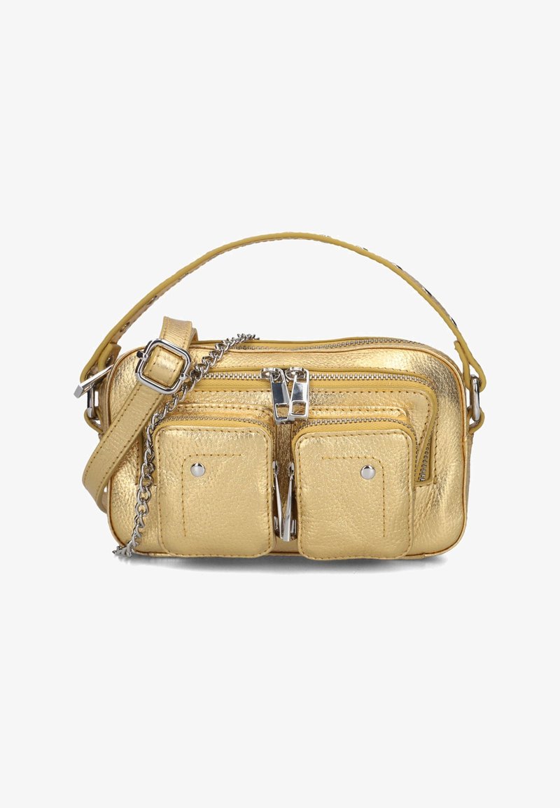 Sac bandoulière en cuir doré avec deux poches zippées à l'avant, une bandoulière chaîne détachable et un design structuré. Texture lisse avec une brillance métallique.
