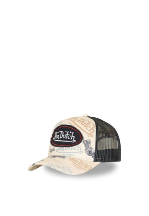 Gorra de béisbol beige de Von Dutch con parte trasera de malla negra, varios estampados de logotipos y una parche ovalado negro con texto blanco "Von Dutch" en la parte frontal.