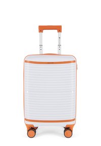 Maleta blanca con acentos naranjas, que presenta un diseño elegante, textura acanalada, mango retráctil y cuatro ruedas negras.